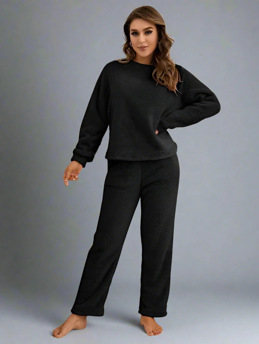 طقم بيجامات نسائي شتوي من الصوف القطبي مكون من قطعتين