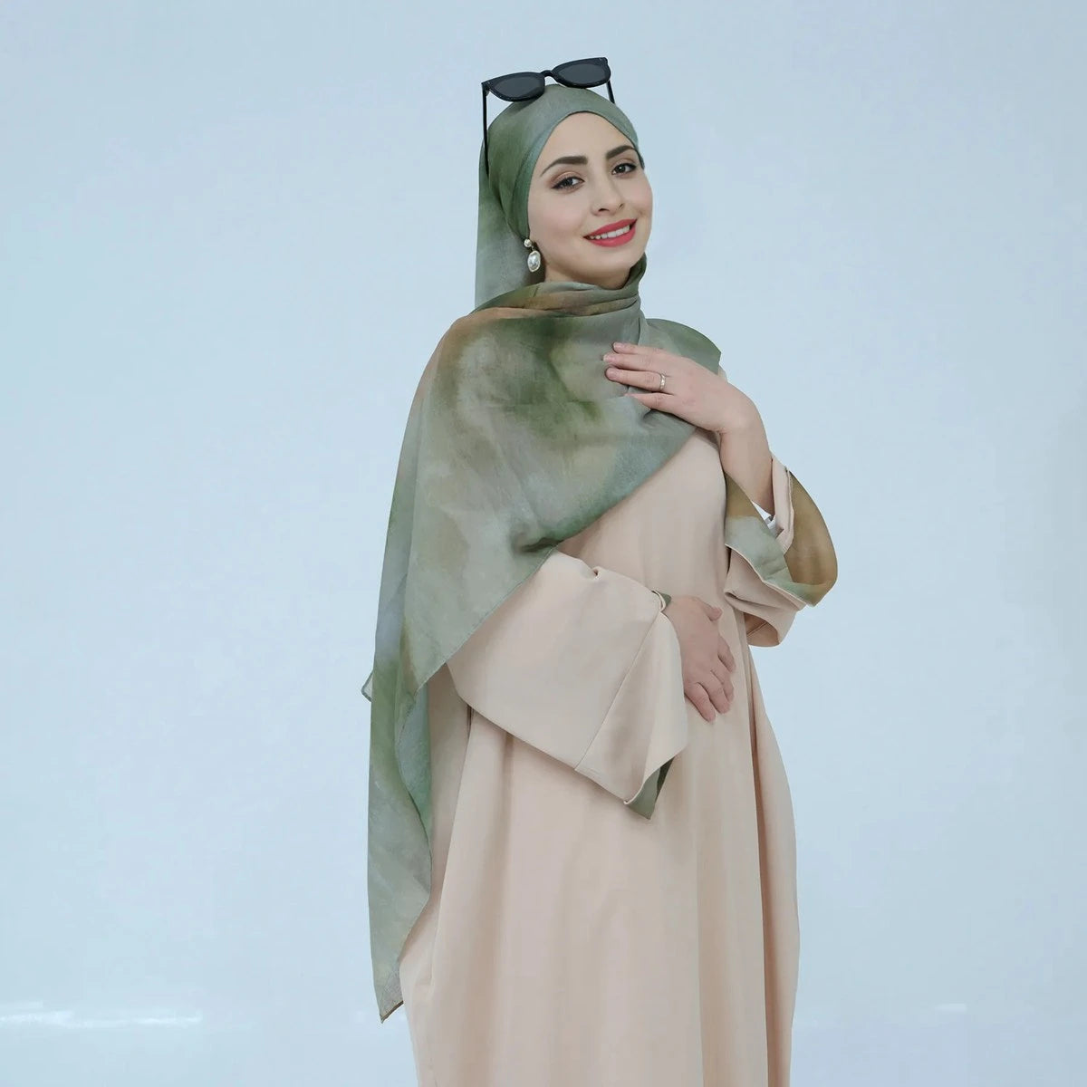 عباية نيدا بأكمام مزينة بالفتحات مع حجاب #25942