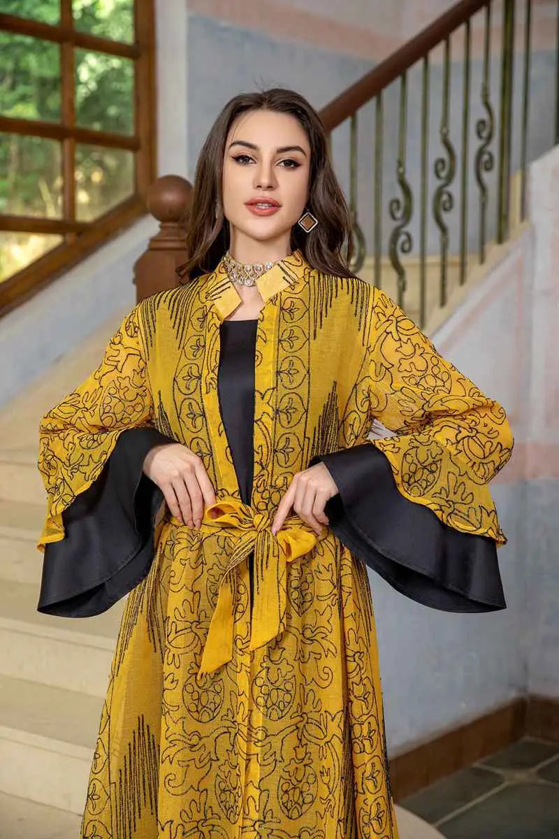 طقم من قطعتين عباية نسائية بأكمام مكشكشة مع قفطان وفستان داخلي بدون أكمام