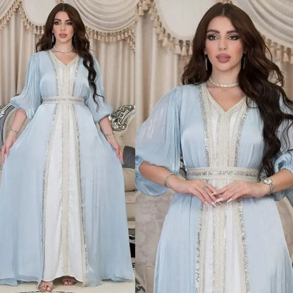 طقم فستان العيد من قطعتين، عباية مفتوحة من الساتان مرصعة بأحجار الراين، مع عباية خارجية وفستان داخلي بدون أكمام