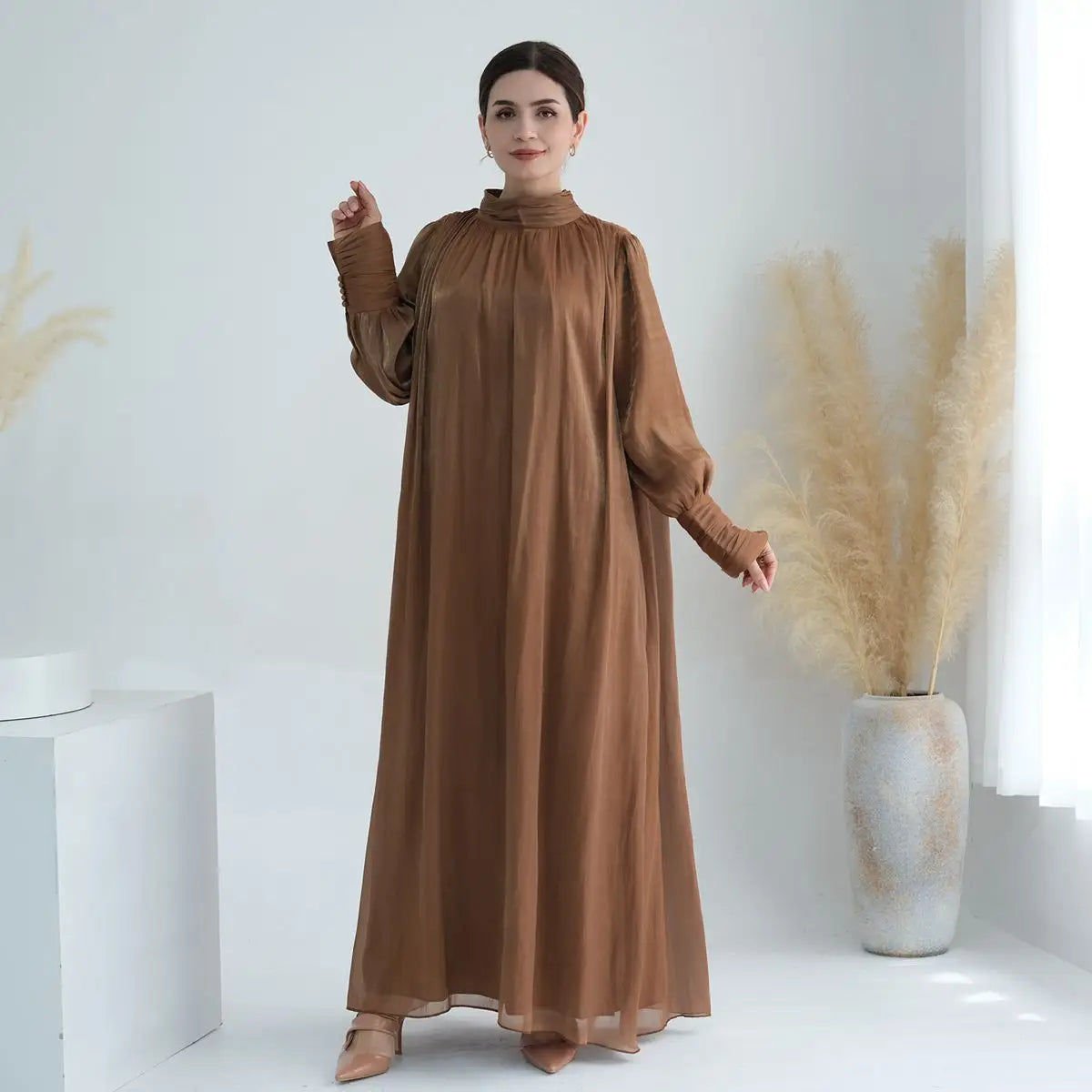 عباءة نسائية مسلمة براقة