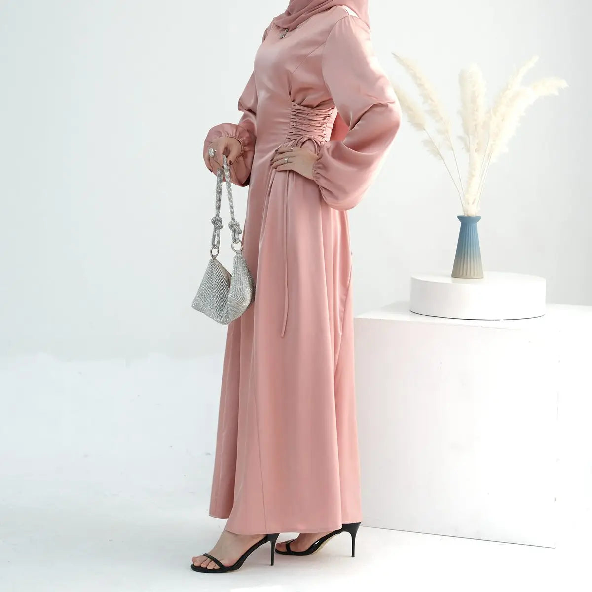 عباية نسائية مسلمة من الساتان